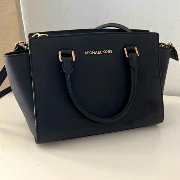 Handbags - Michael Kors purse